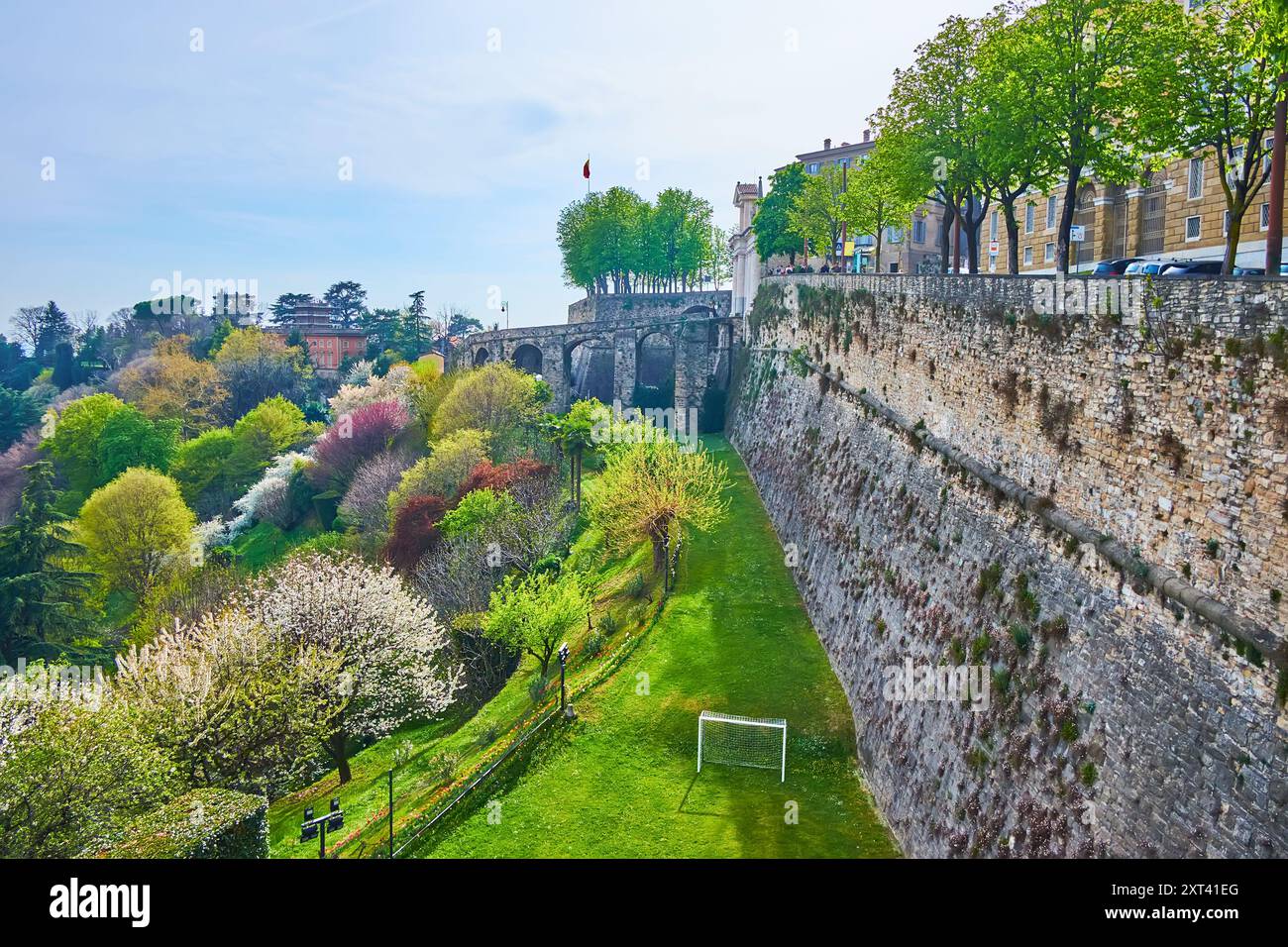 Die blühenden Bäume in einem großen Park, am Fuße der venezianischen Mauern von Bergamo (Citta Alta), Italien Stockfoto