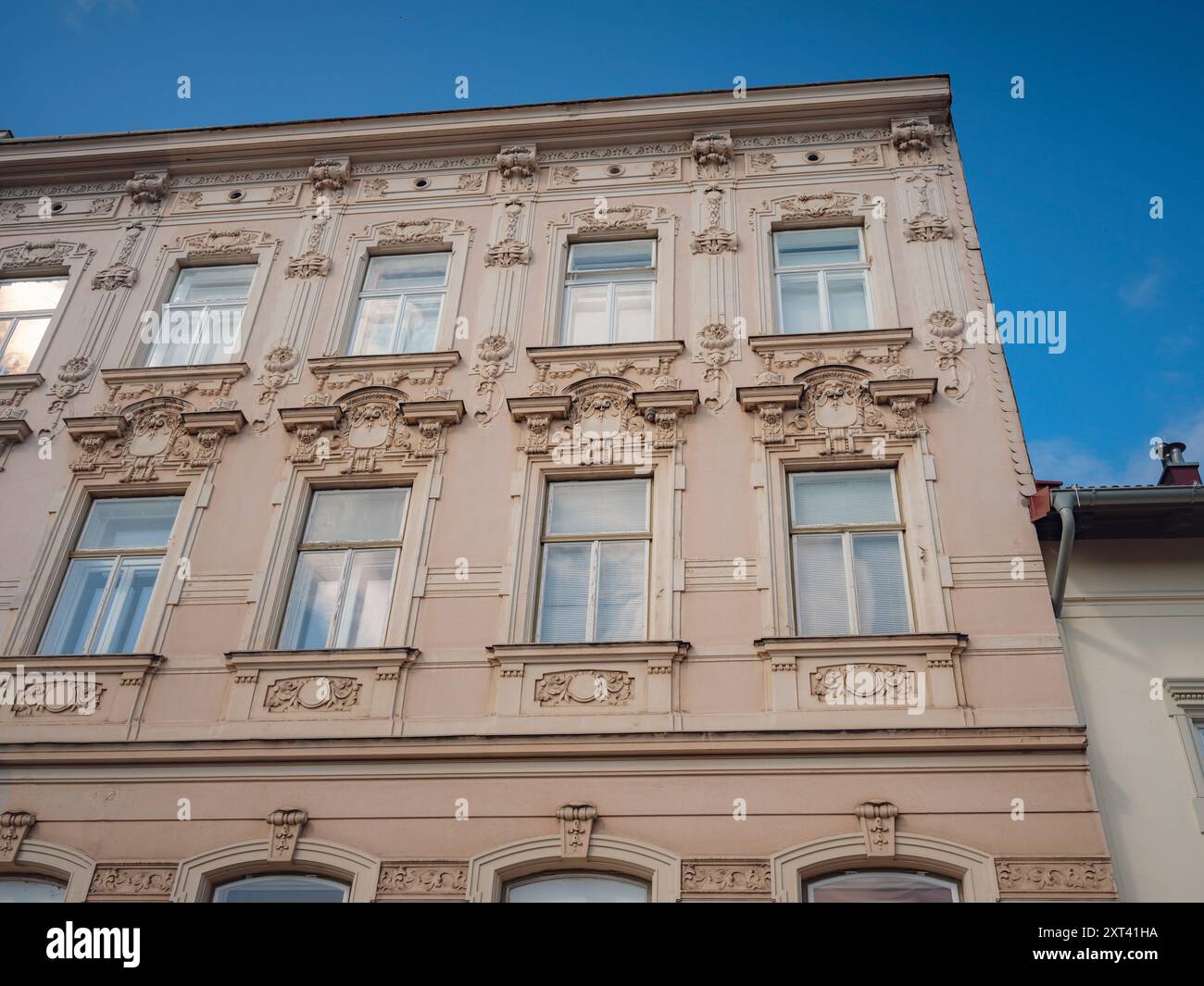 Perchtoldsdorf, Österreich - 22. JULI 2023. Historische Altstadt mit befestigtem Turm, erbaut im 15. Und 16. Jahrhundert. Stadt Perchtoldsdorf, Landkreis Moedling, Niederösterreich. Stockfoto