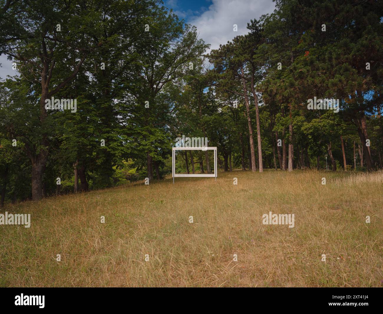 Perchtoldsdorf, Österreich - 22. JULI 2023. Stadtpark. Historische Altstadt mit befestigtem Turm, erbaut im 15. Und 16. Jahrhundert. Stadt Perchtoldsdorf, Landkreis Moedling, Niederösterreich. Stockfoto