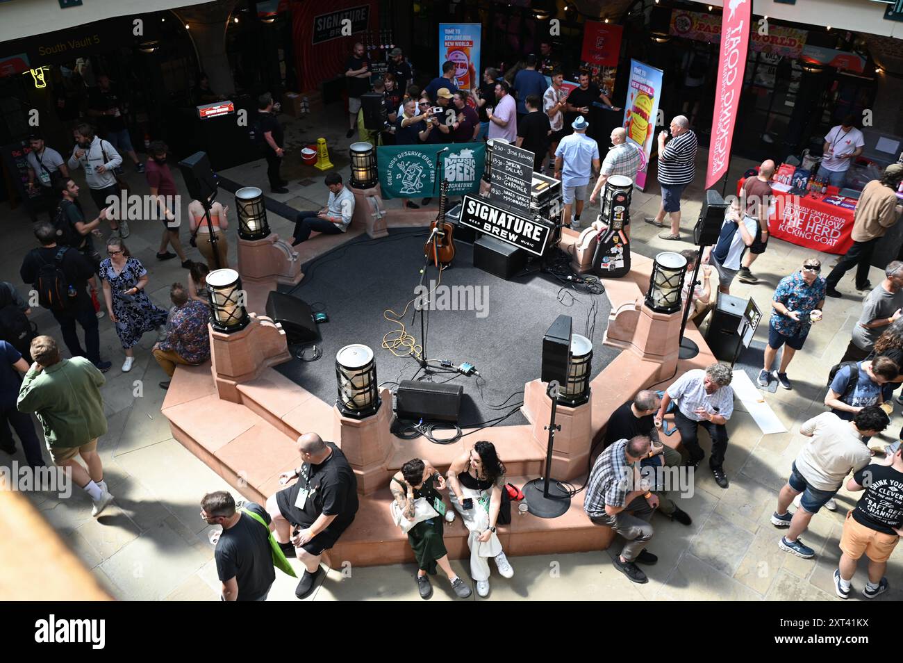 Am Freitagmorgen wurde das Bier-Craft-Festival im Tobacco Dock eröffnet und die Schlange vor dem Hotel ging so weit das Auge reicht, die Besucher konnten Bier, Whisky und Essen genießen. Das ganze Bier war im Ticketpreis inbegriffen. Die Warteschlange vor dem Hotel bildete sich ab dem frühen Morgen. Die Besucher genossen es, mehr als 800 Biere aus über 100 Brauereien zu probieren. Stockfoto