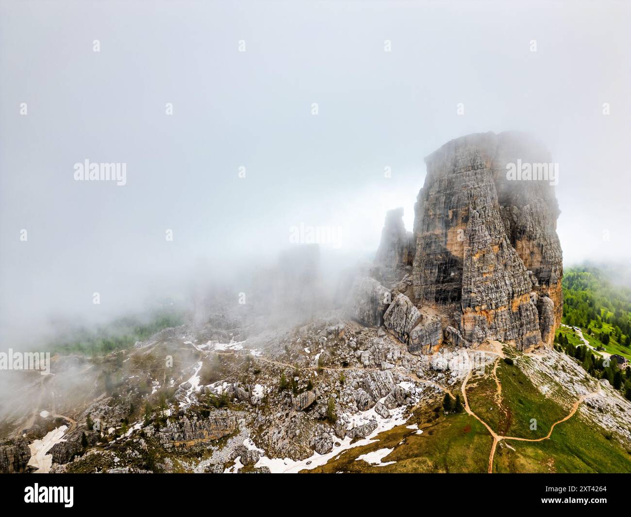 Blick auf die Cinque Torri in der Nuvolao-Gruppe der italienischen Dolomiten Stockfoto