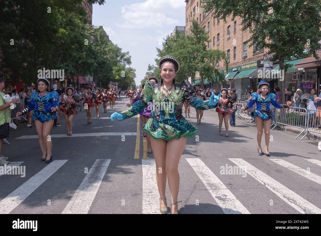 Bolivianische Mitglieder der Tanzgruppe San Simon Sucre treten bei der International Peruvian Parade an der 37th Avenue in Jackson Heights, Queens, New York auf. Stockfoto