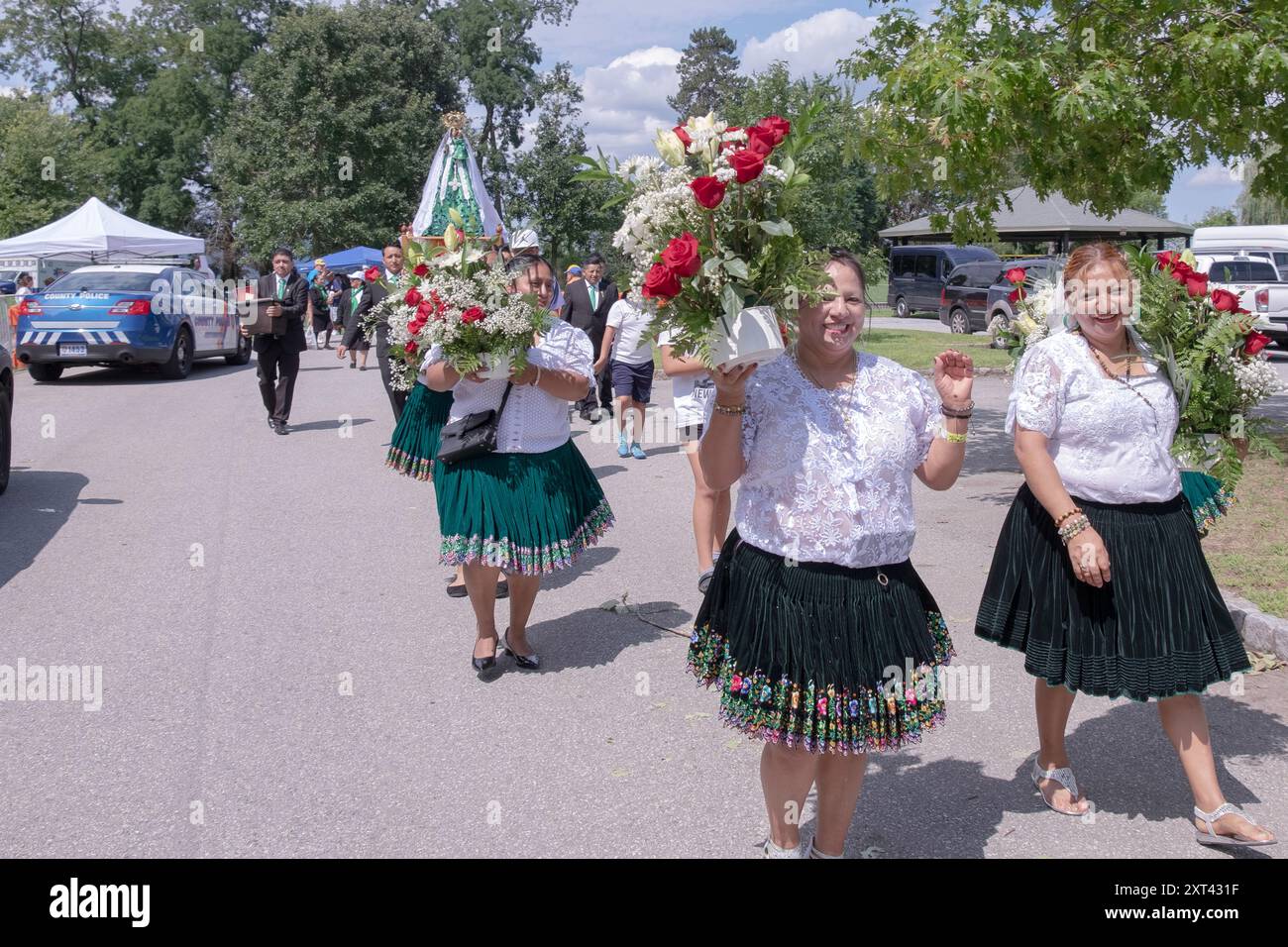 Eine Prozession gibt die Statue unserer Lieben Frau vom Schwan an Peekskill zurück, nachdem sie in einem Gottesdienst zur Eröffnung des Ecuadorian Heritage fest in Westchester verwendet wurde. Stockfoto