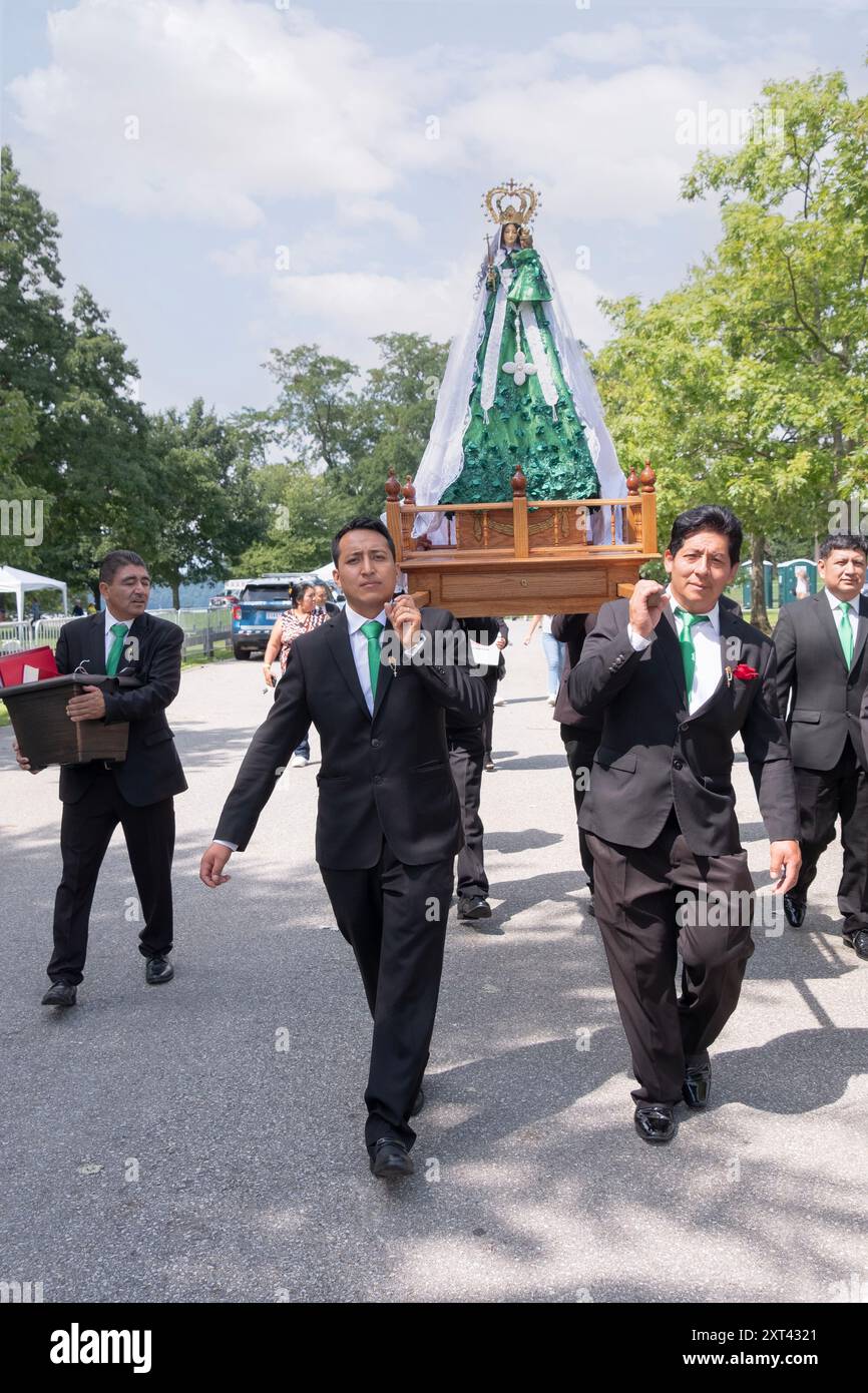 Das ecuadorianische Kulturerbe-Festival begann mit einem katholischen Gottesdienst mit einer Statue unserer Lieben Frau vom Schwan, die aus El Cisne in Loja, Ecuador, besucht wurde. Stockfoto