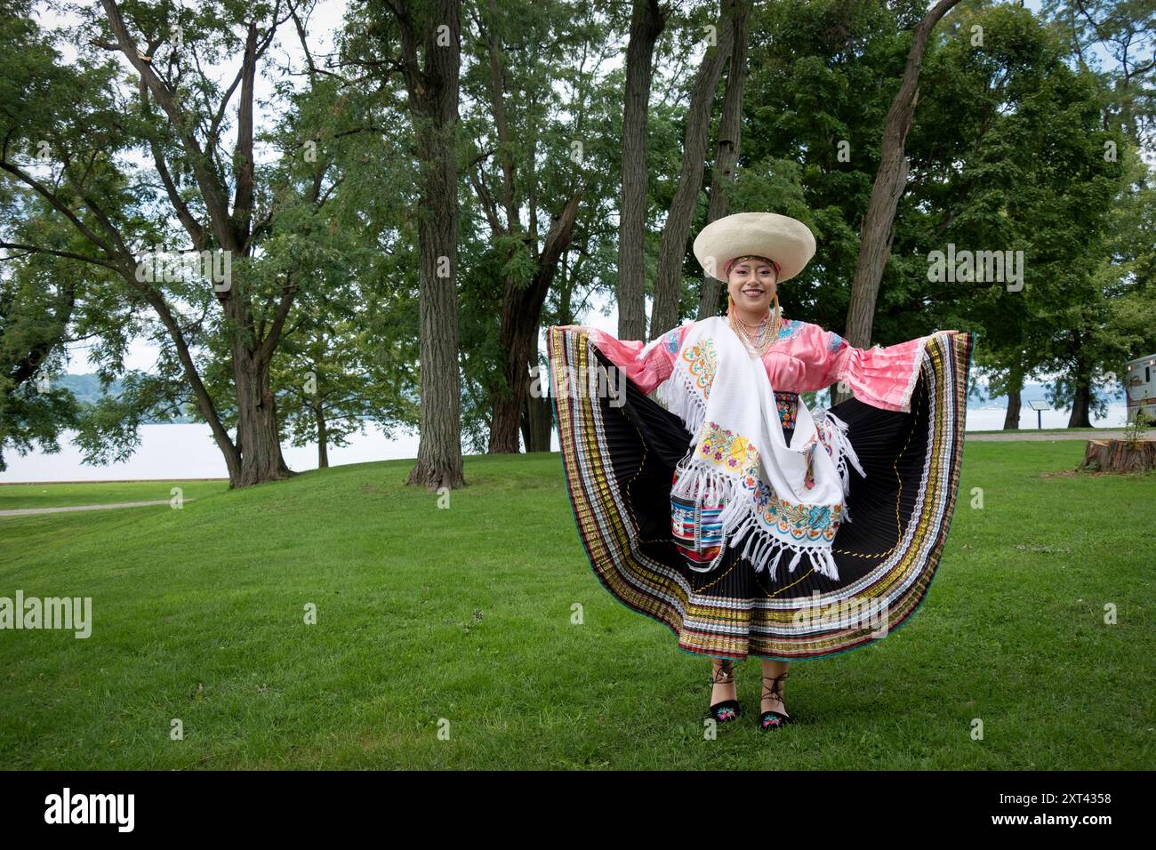Porträt eines jungen Tänzers beim Ecuadorian Heritage Festival im Croton Point Park in Croton-on Hudson in Westchester, New York. Stockfoto