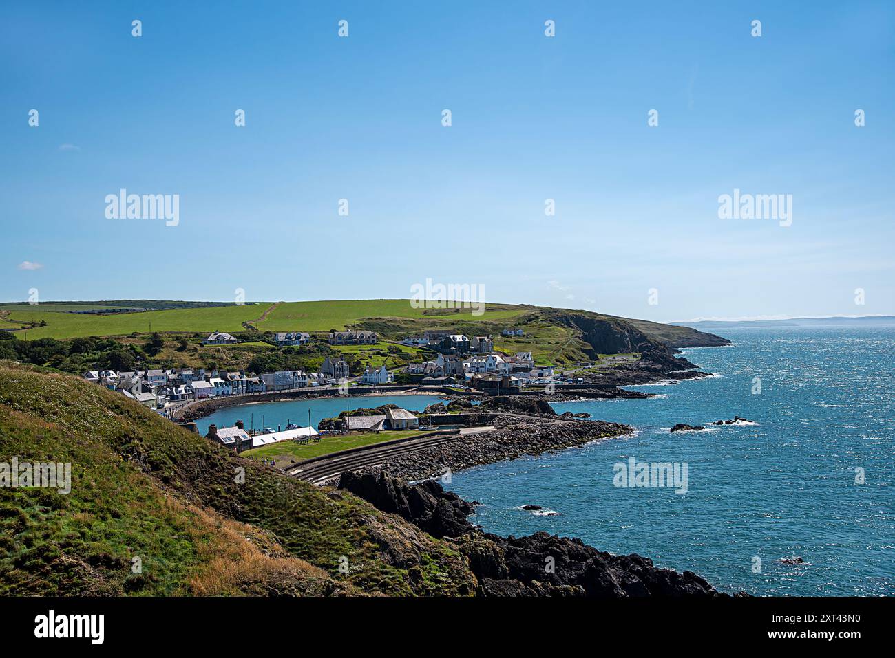 Landschaftsfotografie des alten Dorfes; Küste; Küste; Schottland; Vereinigtes Königreich; Portpatrick; Bucht; Meer; Gebäude; Mauer; Landschaft; Gelassenheit; Landschaft; Panorama Stockfoto