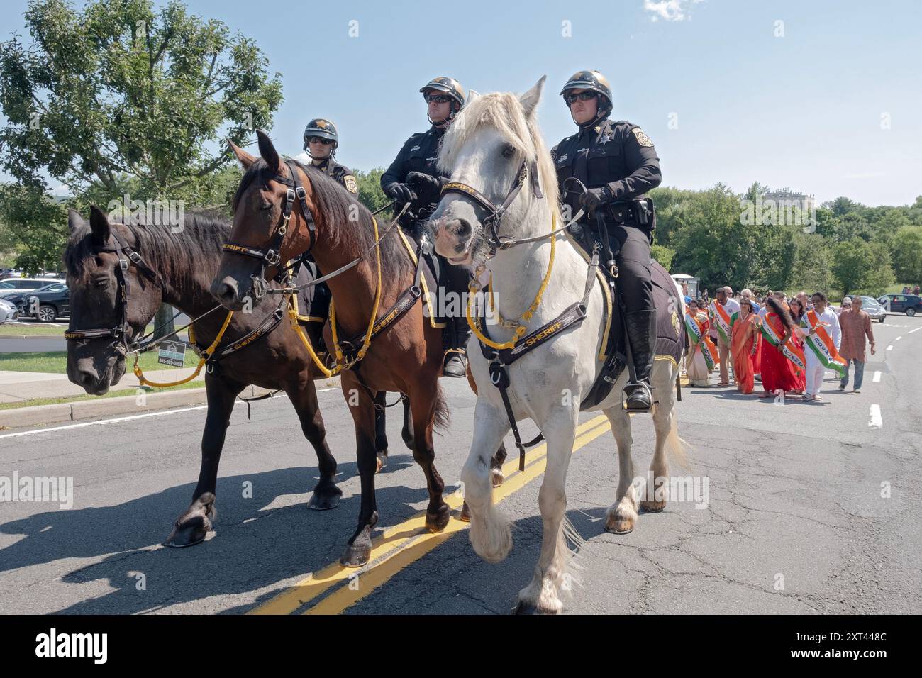 Der Beginn der India Day Parade in New City, die den Jahrestag der indischen Unabhängigkeit feiert. Die berittenen Cops sind vom Büro des Sheriffs. Stockfoto