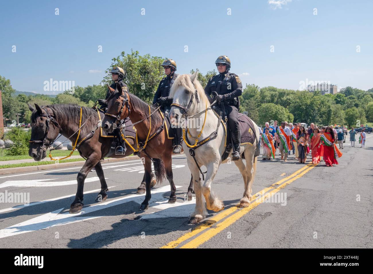 Der Beginn der India Day Parade in New City, die den Jahrestag der indischen Unabhängigkeit feiert. Die berittenen Cops sind vom Büro des Sheriffs. Stockfoto
