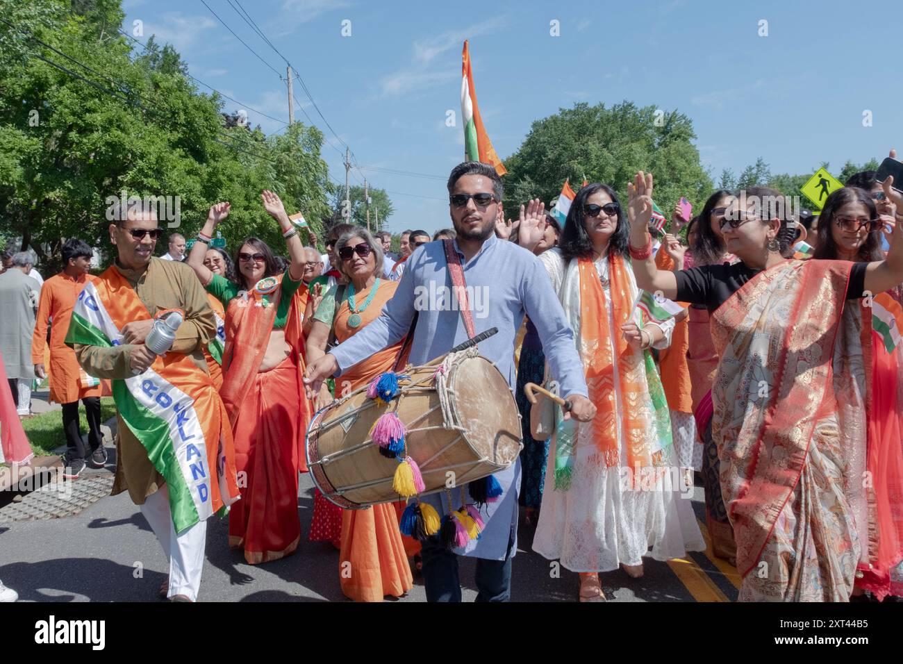 Eine fröhliche Gruppe von Demonstranten feiert den Jahrestag der Unabhängigkeit Indiens bei der New City India Day Parade im Rockland County, New York. Stockfoto