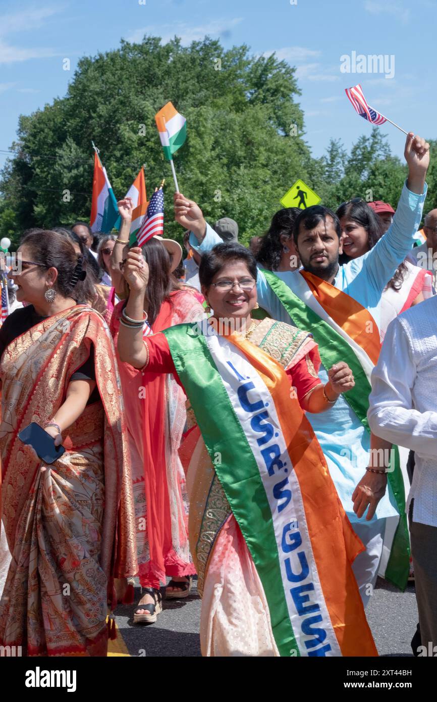Eine jubelnde Gruppe von Demonstranten feiert den Jahrestag der Unabhängigkeit Indiens bei der New City India Day Parade im Rockland County, New York. Stockfoto