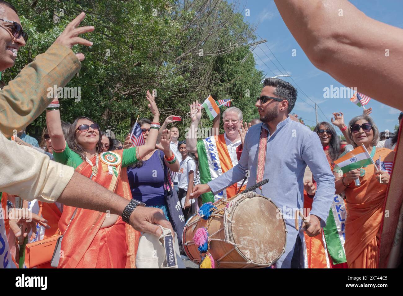 Eine jubelnde Gruppe von Demonstranten feiert den Jahrestag der Unabhängigkeit Indiens bei der New City India Day Parade im Rockland County, New York. Stockfoto