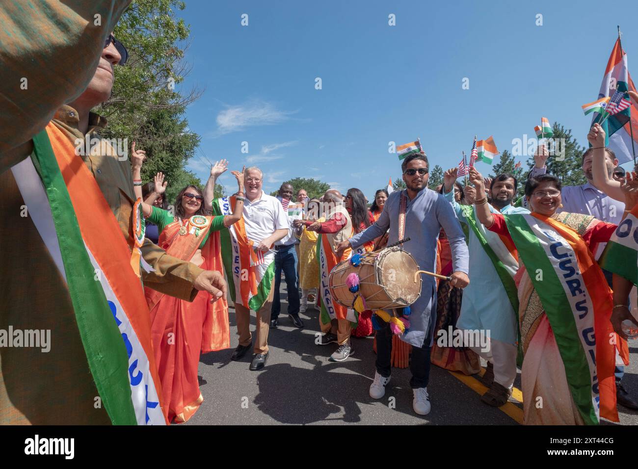 Eine jubelnde Gruppe von Demonstranten feiert den Jahrestag der Unabhängigkeit Indiens bei der New City India Day Parade im Rockland County, New York. Stockfoto