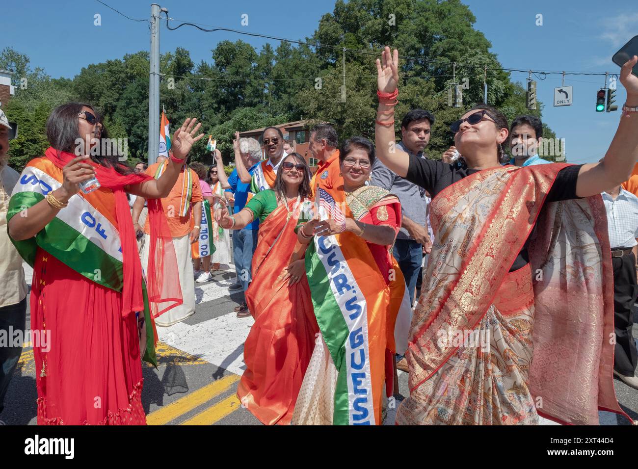 Fröhliche indianische Frauen schwenken Flaggen, während sie bei der Indianerparade marschieren, um die Unabhängigkeit des Landes zu feiern. In New City, Rockland County NY Stockfoto