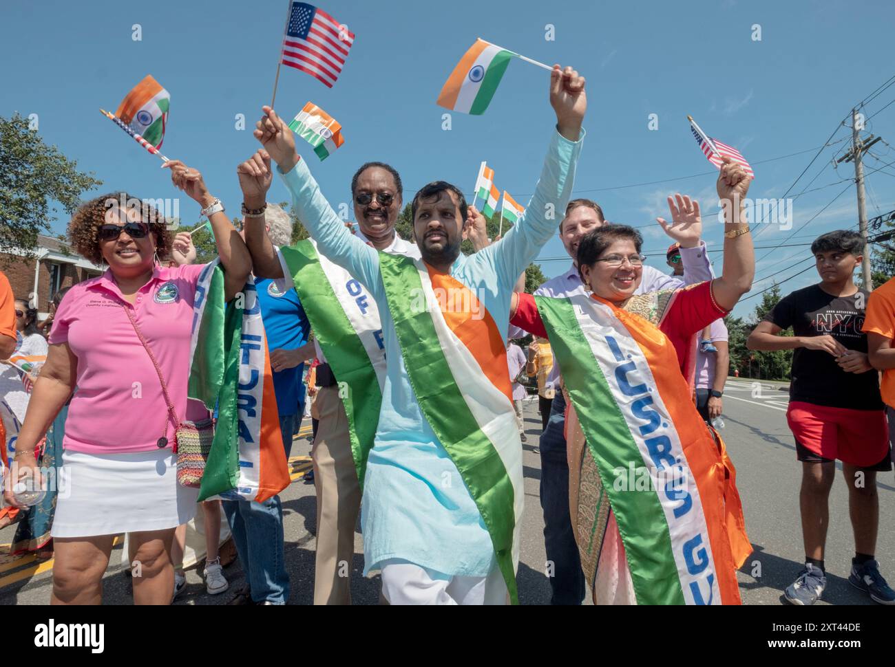 Flaggenwinker bei der India Day Parade, einige mit einem Schärpe von der India Cultural Society of Rockland. In New City, 2024. Stockfoto