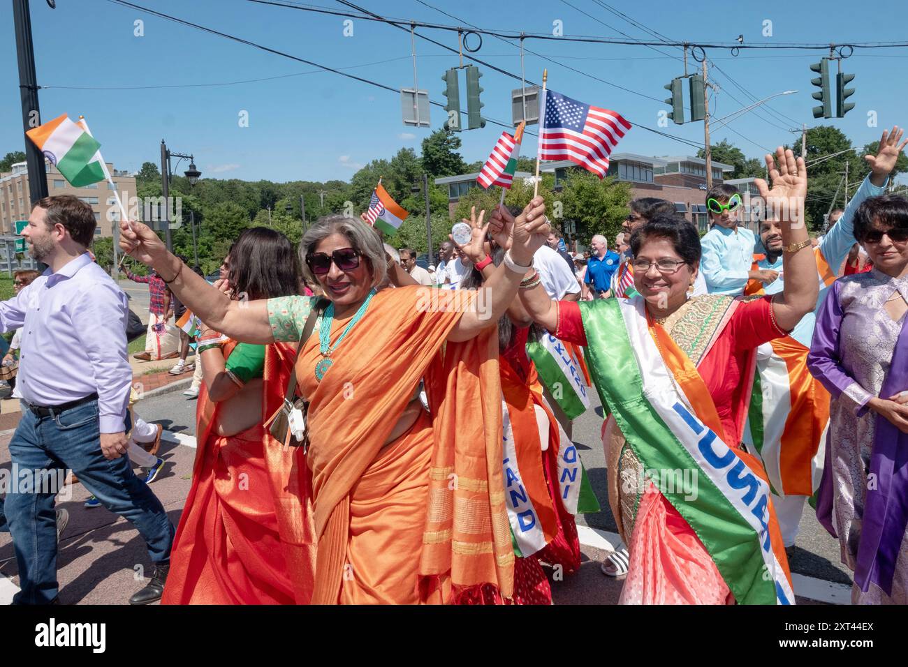 Fröhliche indianische Frauen schwenken Flaggen, während sie bei der Indianerparade marschieren, um die Unabhängigkeit des Landes zu feiern. In New City, Rockland County NY Stockfoto