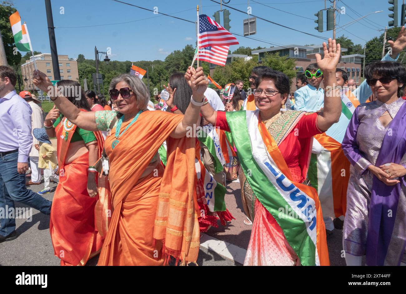 Fröhliche indianische Frauen schwenken Flaggen, während sie bei der Indianerparade marschieren, um die Unabhängigkeit des Landes zu feiern. In New City, Rockland County NY Stockfoto