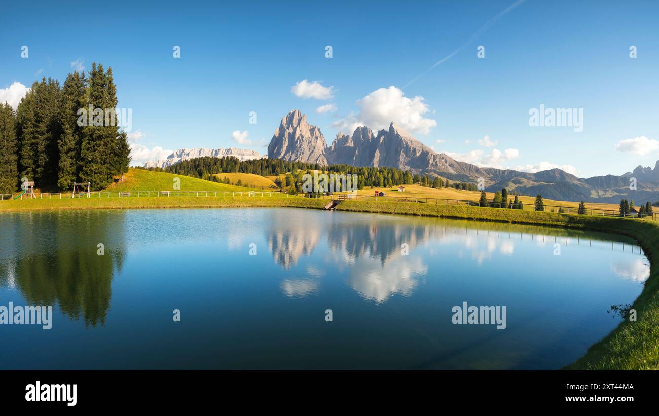 See und Berge an einem klaren Tag im Sommer. Seiser Alm oder Seiser Alm, Dolomiten in den italienischen Alpen, Langkofel und Sassopiatto im Hintergrund Stockfoto