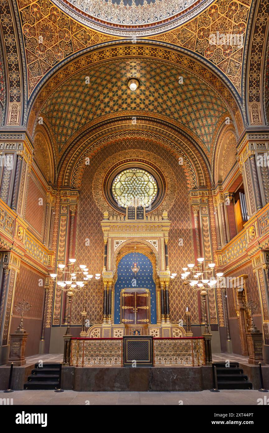 Prag, Tschechische Republik - 27. Mai 2024: Hauptaltar in der spanischen Synagoge, der jüngsten Synagoge in der Jüdischen Stadt Prag, Tschechische Republik Stockfoto