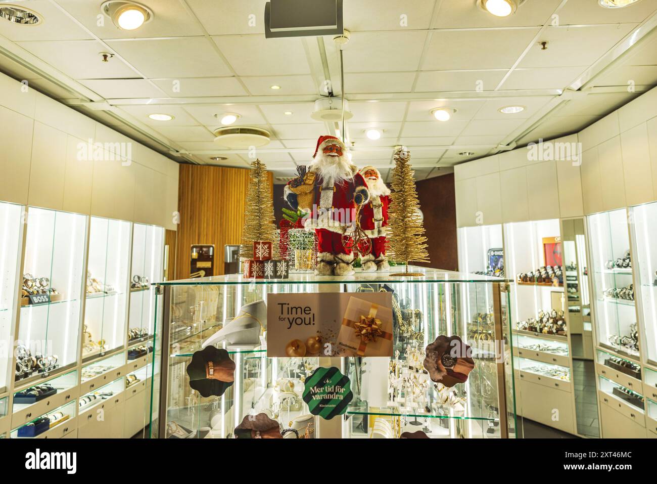 Luxuriöse Uhrenboutique mit festlichem Weihnachtsdekor, Weihnachtsmannfiguren und eleganten Festtagsdetails. Schweden. Stockfoto