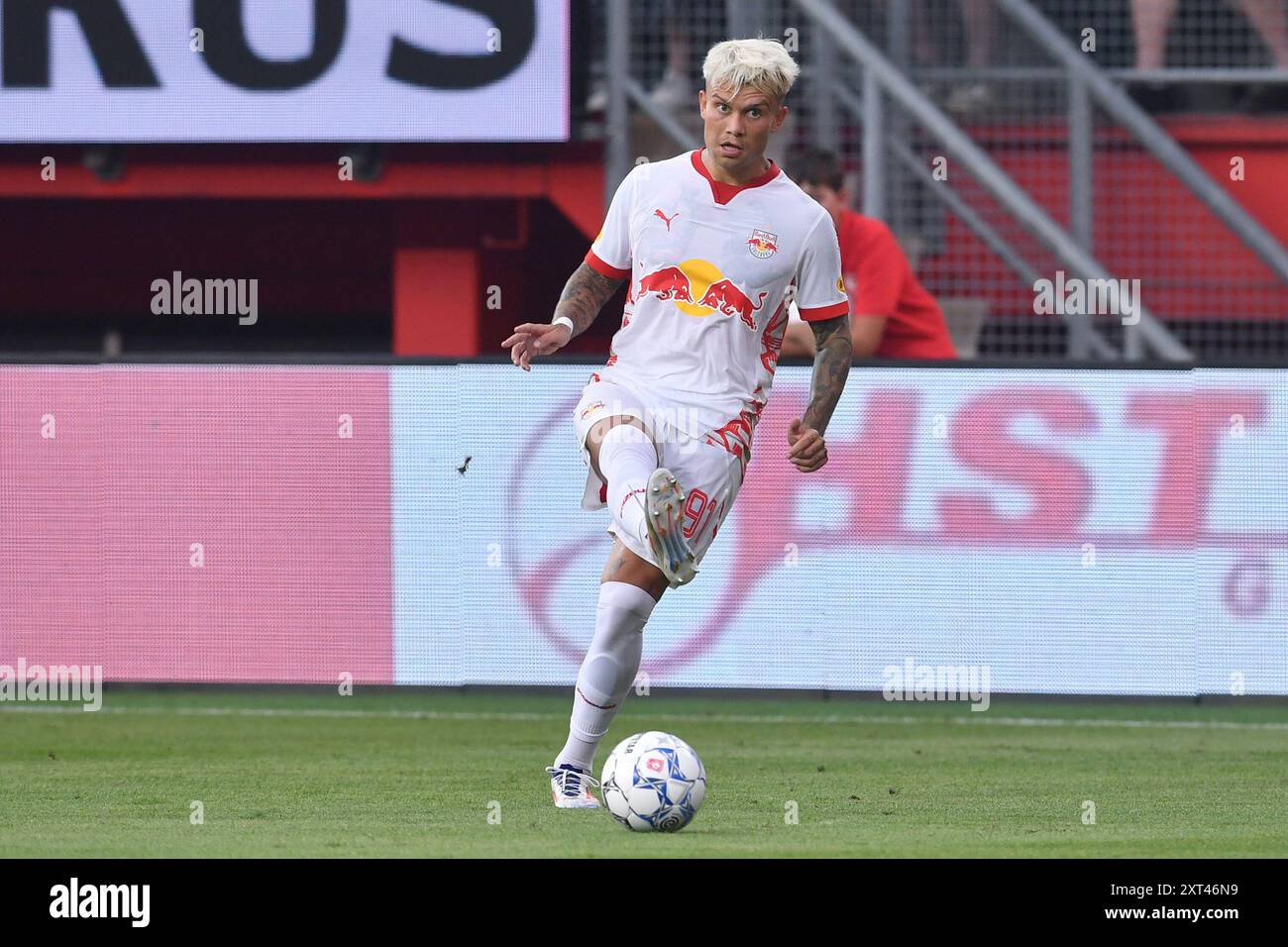 Enschede, Deutschland. August 2024. Fussball UEFA Champions League Qualifikation 3. Runde FC Twente - FC Salzburg am 13.08.2024 im Stadion de Grolsch Veste in Enschede Kamil Piatkowski ( Salzburg ) Foto: Revierfoto Credit: ddp Media GmbH/Alamy Live News Stockfoto