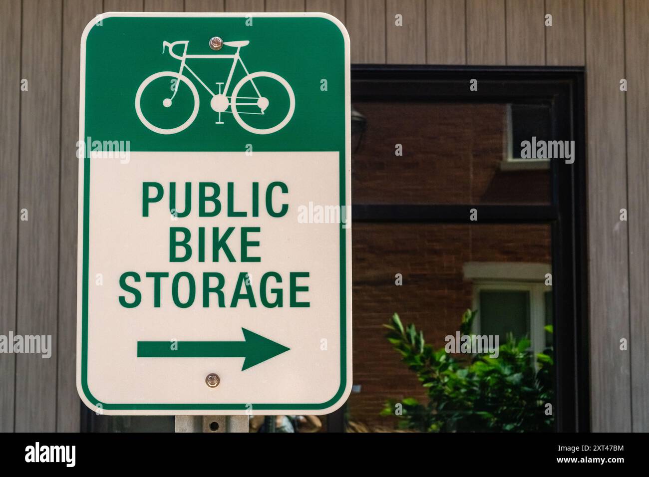 Schild mit der Aufschrift Public Bike Storage an der U-Bahn-Haltestelle. Stockfoto