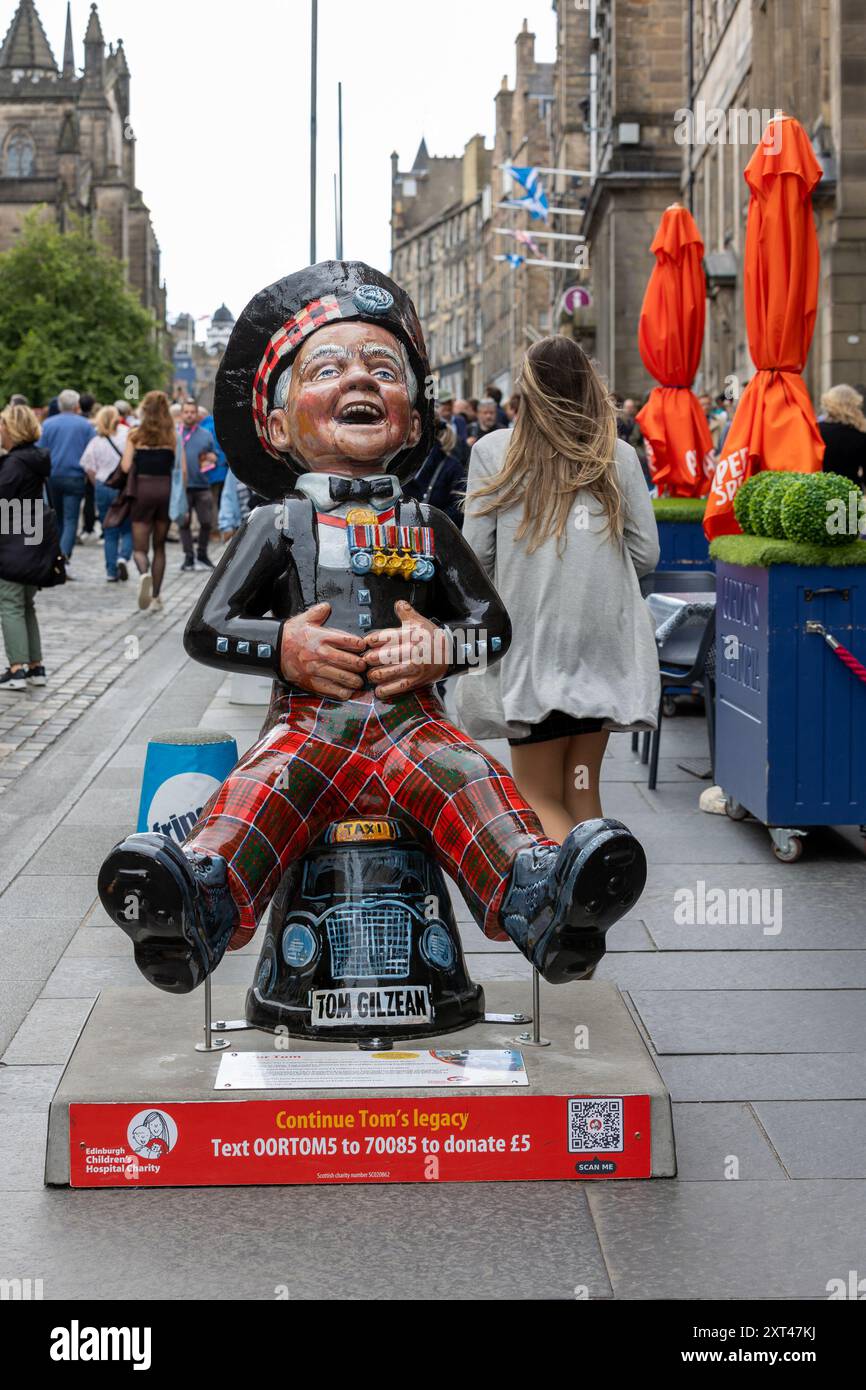 Edinburgh Festival Fringe. Schottland, Großbritannien. August 2024. Statue zu Ehren von Tam Gilzean auf der Royal Mile, Edinburgh Tam Gilzean war ein Kriegsveteran, der zur Spendenaktion wurde und über 1 Million Pfund für gute Zwecke sammelte. Er wurde regelmäßig in seinem Rollstuhl auf der Royal Mile in Edinburgh gesehen, um Menschen zu spenden. Er starb 2019 im Alter von 99 Jahren. (Foto: David Mollison/Alamy Live News Stockfoto