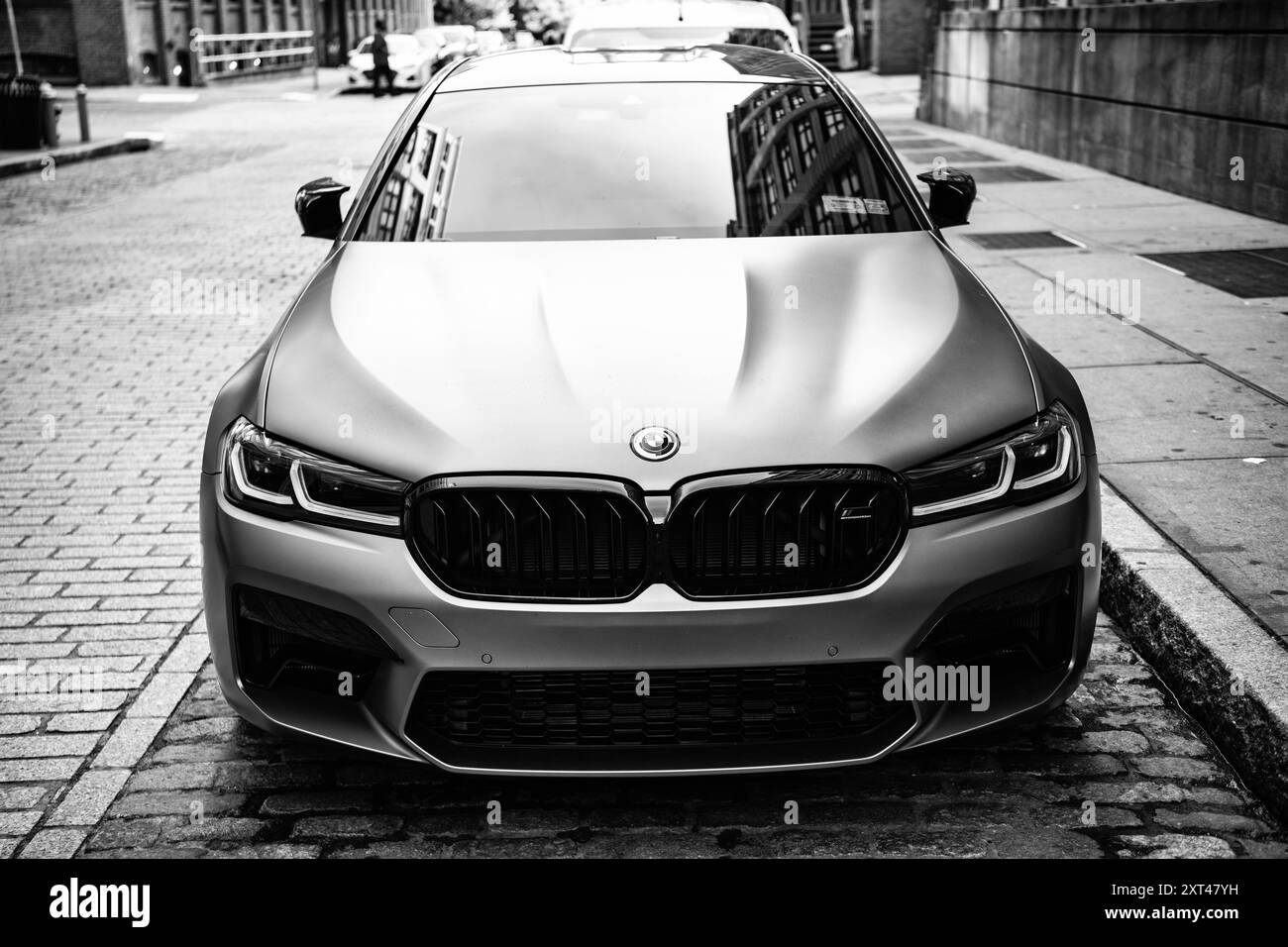 New York City, USA - 15. Juli 2023: BMW F90 M5, grau, geparkt, Vorderansicht Stockfoto