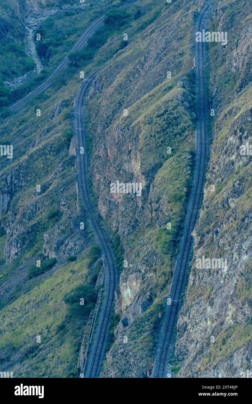 Die Eisenbahn überquert den Berg auf drei Ebenen. Nariz Del Diablo, Ecuador Stockfoto