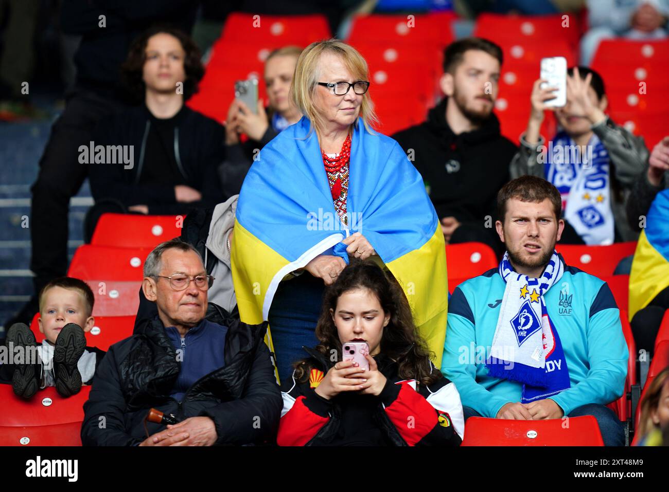 Dynamo Kiew Fans halten die Flagge der Ukraine vor der UEFA Champions League, der dritten Qualifikationsrunde, dem zweiten Legspiel im Hampden Park, Glasgow. Bilddatum: Dienstag, 13. August 2024. Stockfoto