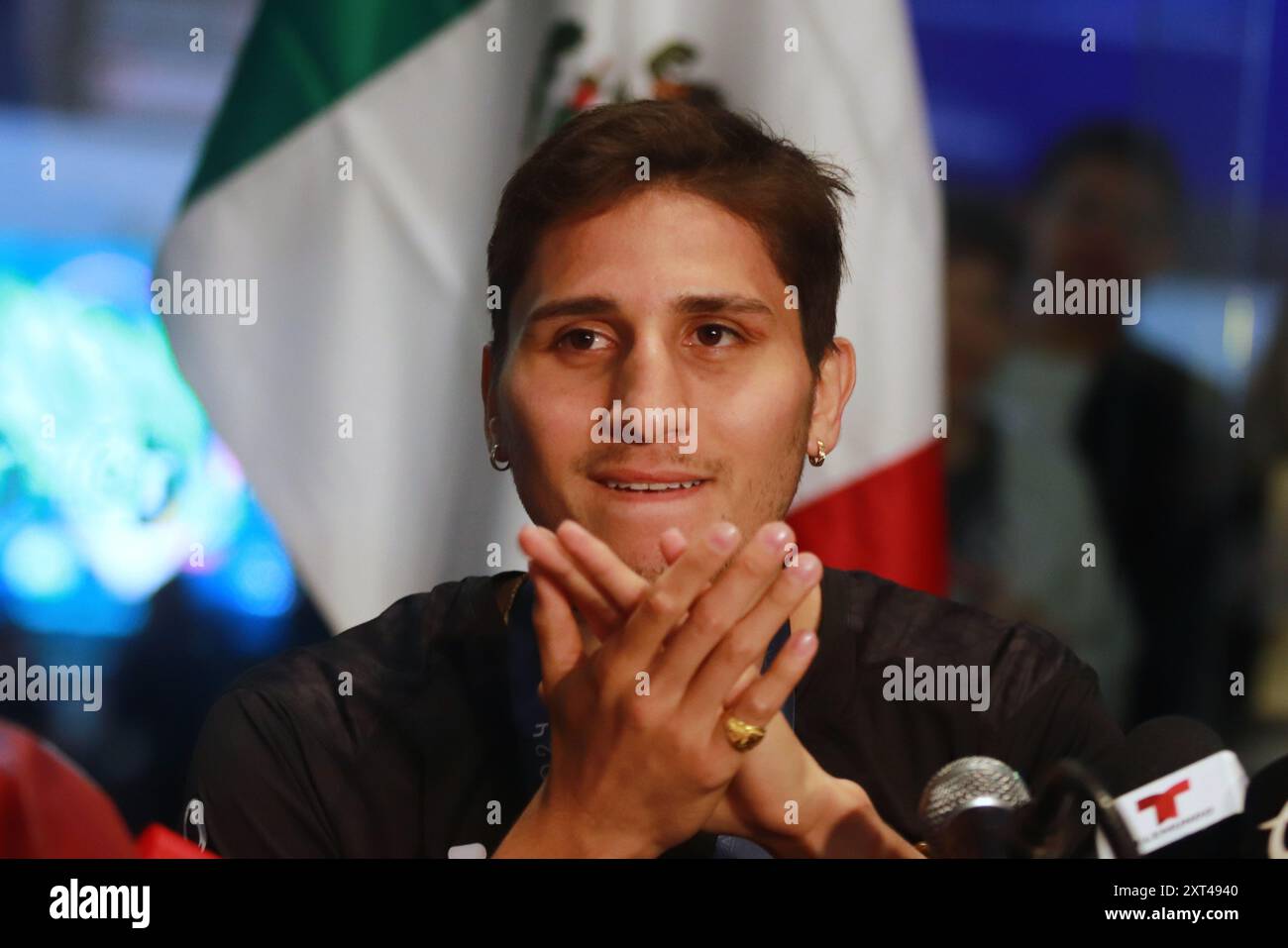 Mexiko-Stadt, Ciudad de Mexico, Mexiko. August 2024. Der mexikanische Boxer Marco Verde, Silbermedaillengewinner bei den Olympischen Spielen 2024 in Paris in der 71-kg-Division, sprach während seiner Ankunft am internationalen Flughafen von Mexiko-Stadt. (Kreditbild: © Carlos Santiago/eyepix via ZUMA Press Wire) NUR REDAKTIONELLE VERWENDUNG! Nicht für kommerzielle ZWECKE! Stockfoto