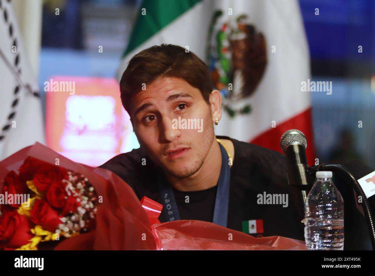 Mexiko-Stadt, Ciudad de Mexico, Mexiko. August 2024. Der mexikanische Boxer Marco Verde, Silbermedaillengewinner bei den Olympischen Spielen 2024 in Paris in der 71-kg-Division, sprach während seiner Ankunft am internationalen Flughafen von Mexiko-Stadt. (Kreditbild: © Carlos Santiago/eyepix via ZUMA Press Wire) NUR REDAKTIONELLE VERWENDUNG! Nicht für kommerzielle ZWECKE! Stockfoto