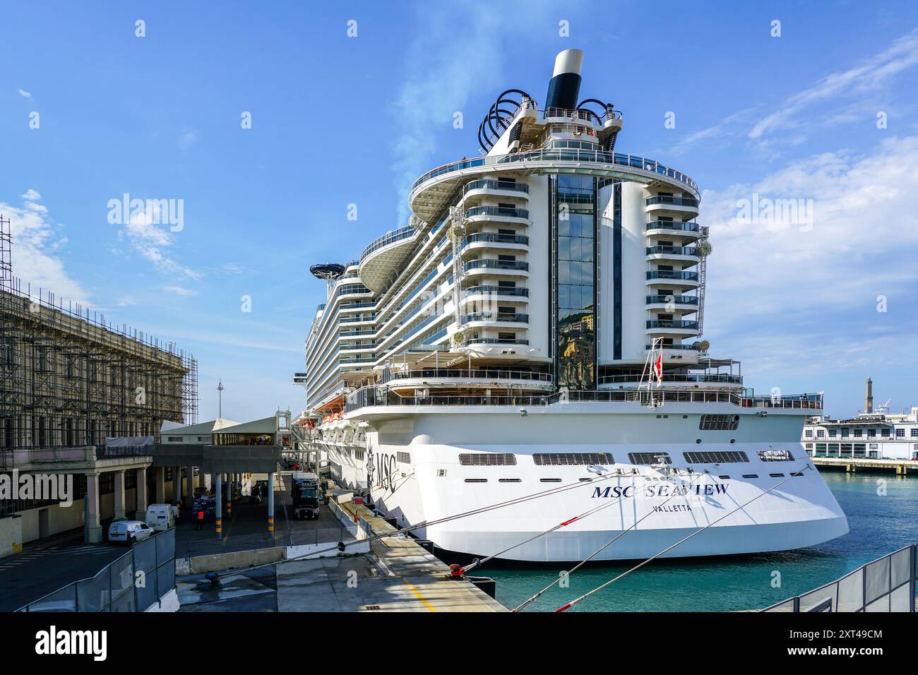 Genua, Italien - 27. Mai 2024: Rückansicht des modernen Luxuskreuzschiffes MSC Seaview am Passagierterminal Genua Stockfoto