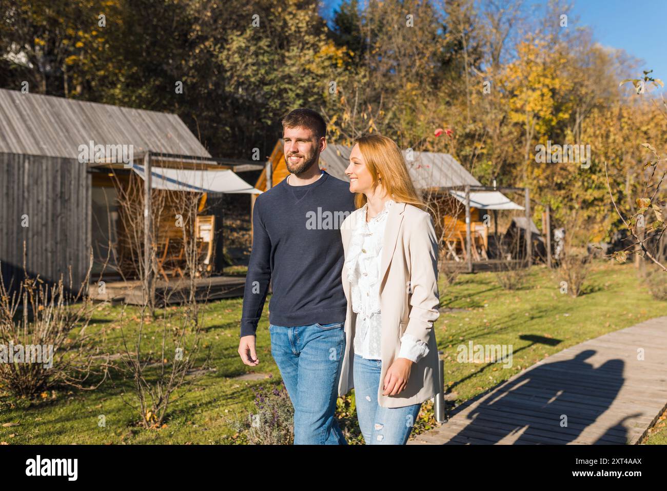 Umarmtes Paar genießt atemberaubende umliegende Landschaften des Glamping Resorts. Naturerlebnis und Entspannungskonzepte. Stockfoto