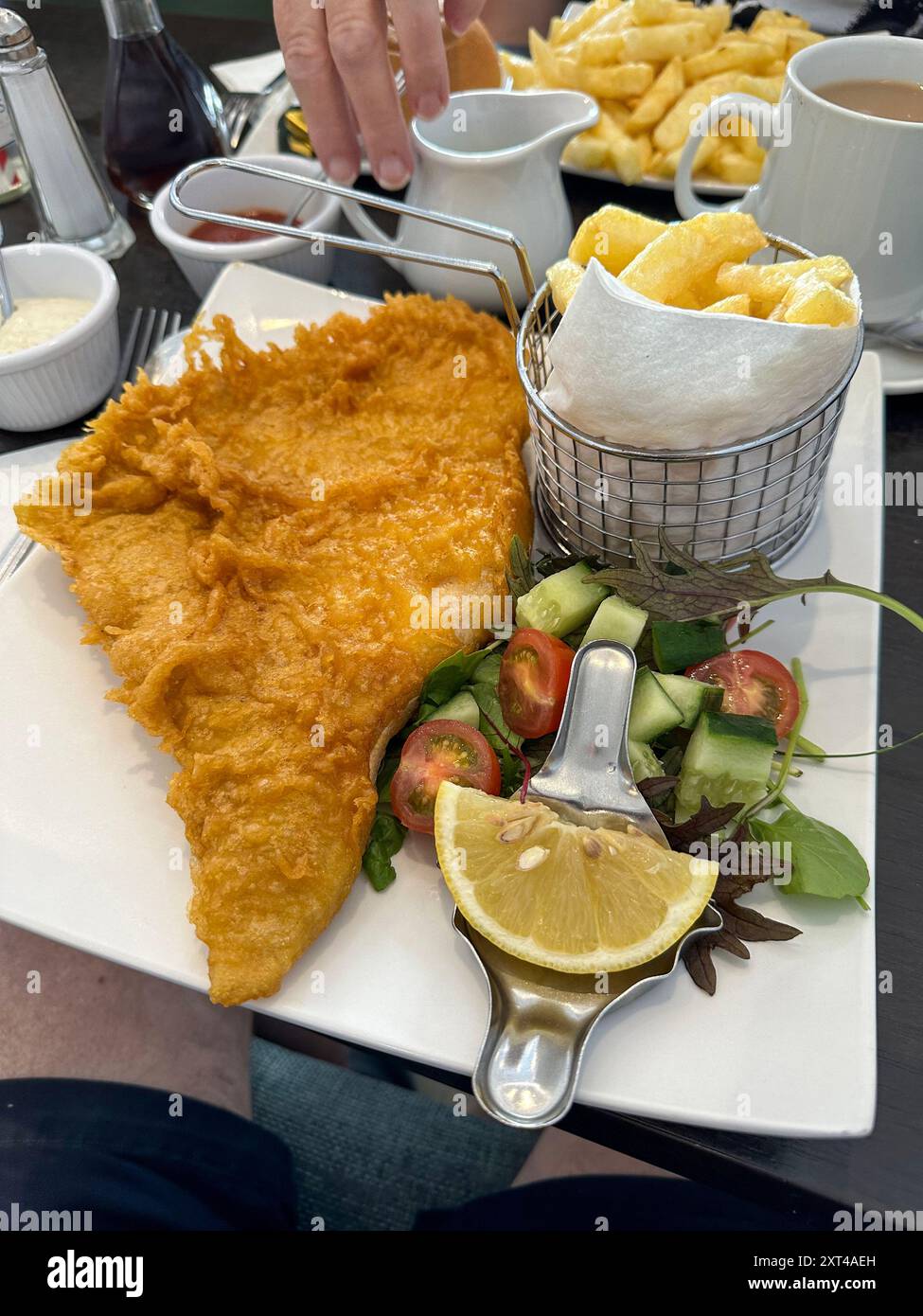 Skate und Chips mit Zitronenscheibe im Sea View Restaurant Beach Street, Deal, Kent Stockfoto