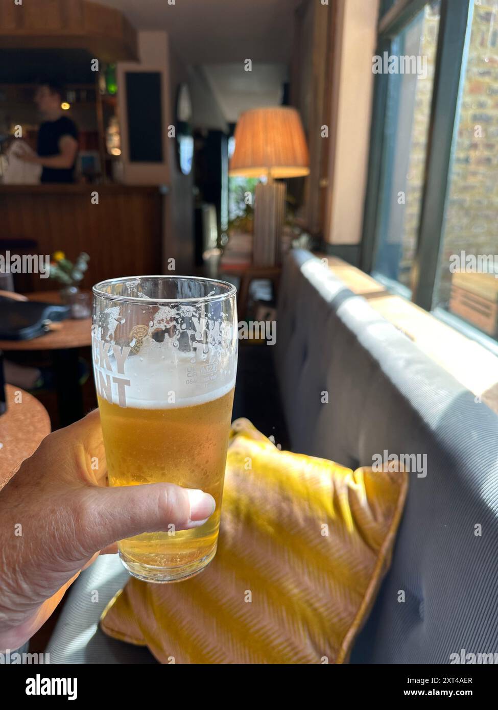 Ein Pint größerer und ruhiger Nachmittag in einer sonnigen Bar der Rose, Deal, Kent Stockfoto