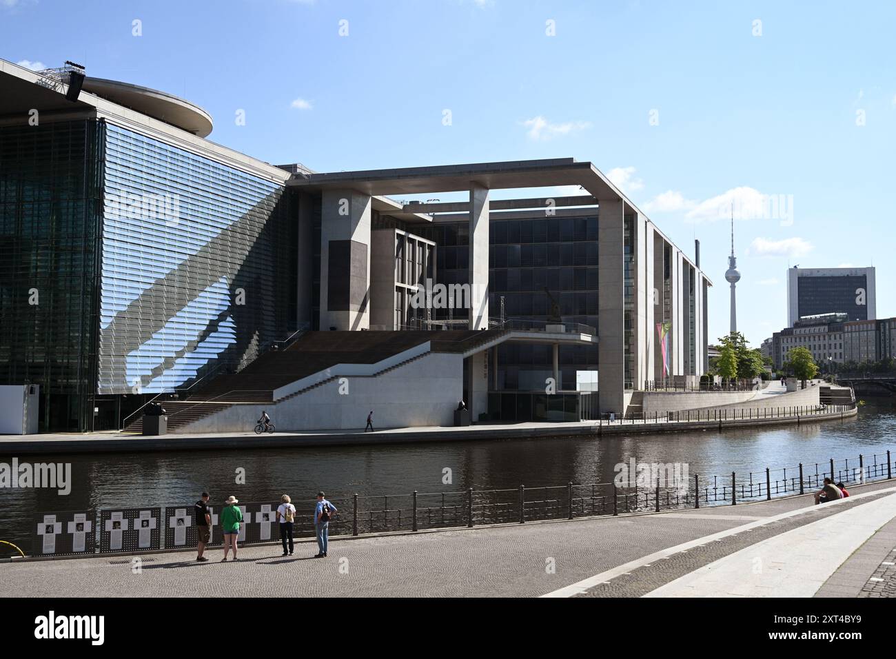 Berlin - 3. August 2024: Menschen in der Nähe des Marie-Elisabeth-Lueders-Hauses in Berlin. Stockfoto