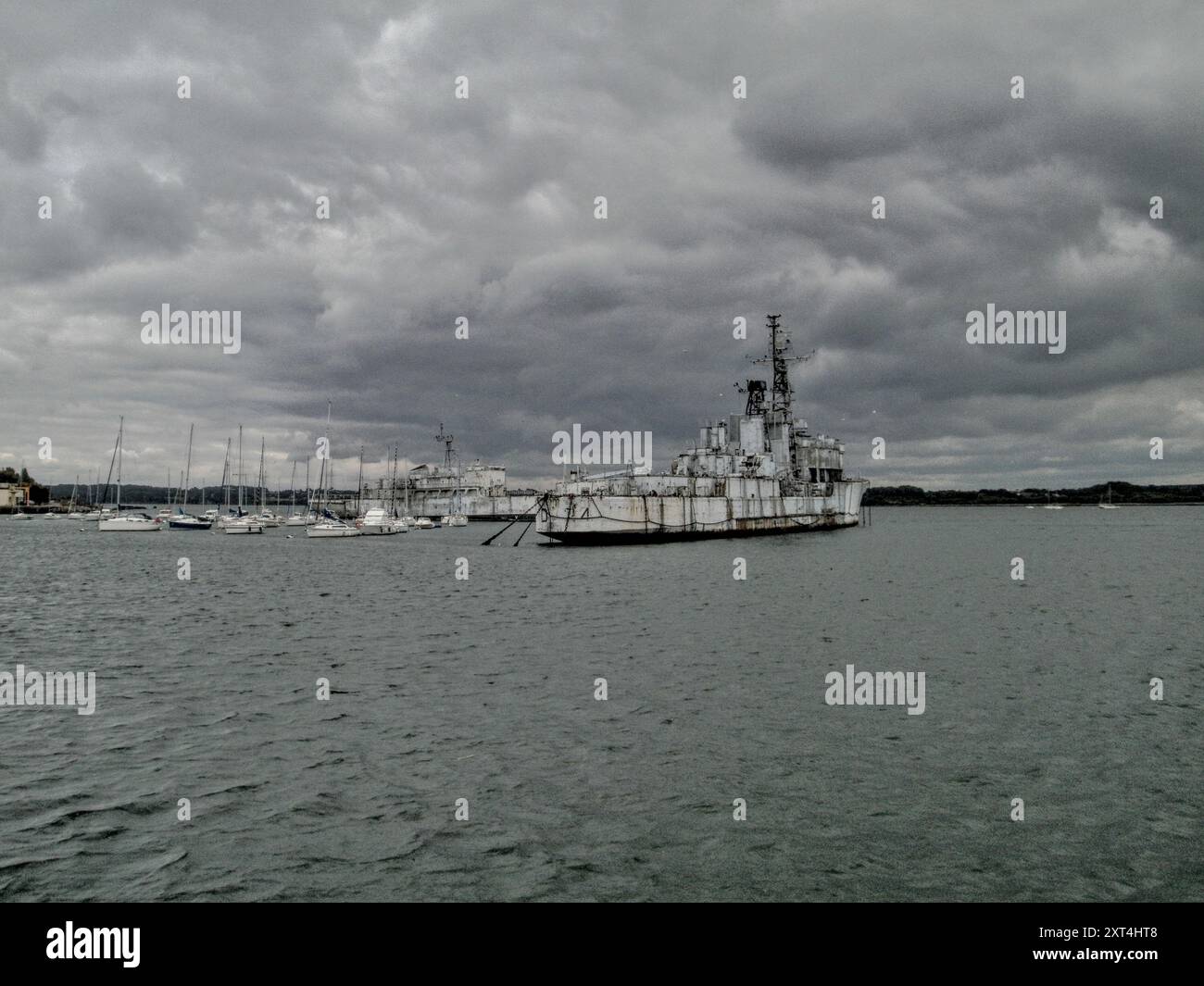Lorient, Frankreich - 28. Mai 2010 : Hafen von Lorient: Blick auf ein altes deutsches Kriegsschiff. Stockfoto