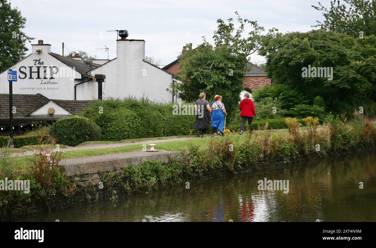 Blick auf das Ship Inn am Rufford Branch Line Canal, Lathom, Lancashire, Großbritannien, Europa am Dienstag, August 2024 Stockfoto