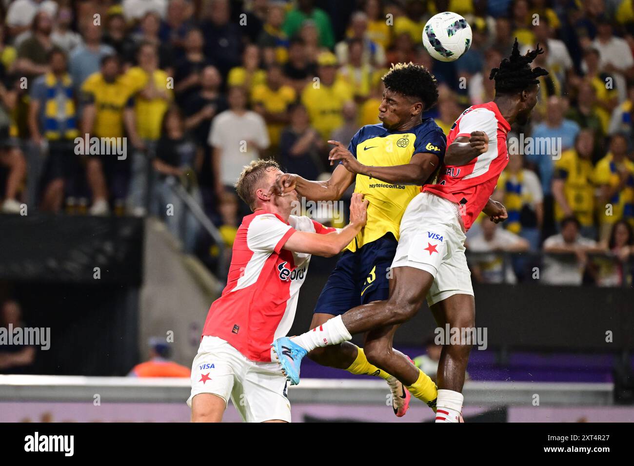 Brüssel, Belgien August 2024. David Zima, Kevin Rodriguez und Igoh Ogbu von Slavia Prag kämpfen am Dienstag, den 13. August 2024 in Anderlecht, Brüssel, um den Ball. das Rückspiel der dritten Qualifikationsrunde für den UEFA Champions League-Wettbewerb. Praha gewann das erste Leg mit 3:1. BELGA FOTO LAURIE DIEFFEMBACQ Credit: Belga News Agency/Alamy Live News Stockfoto