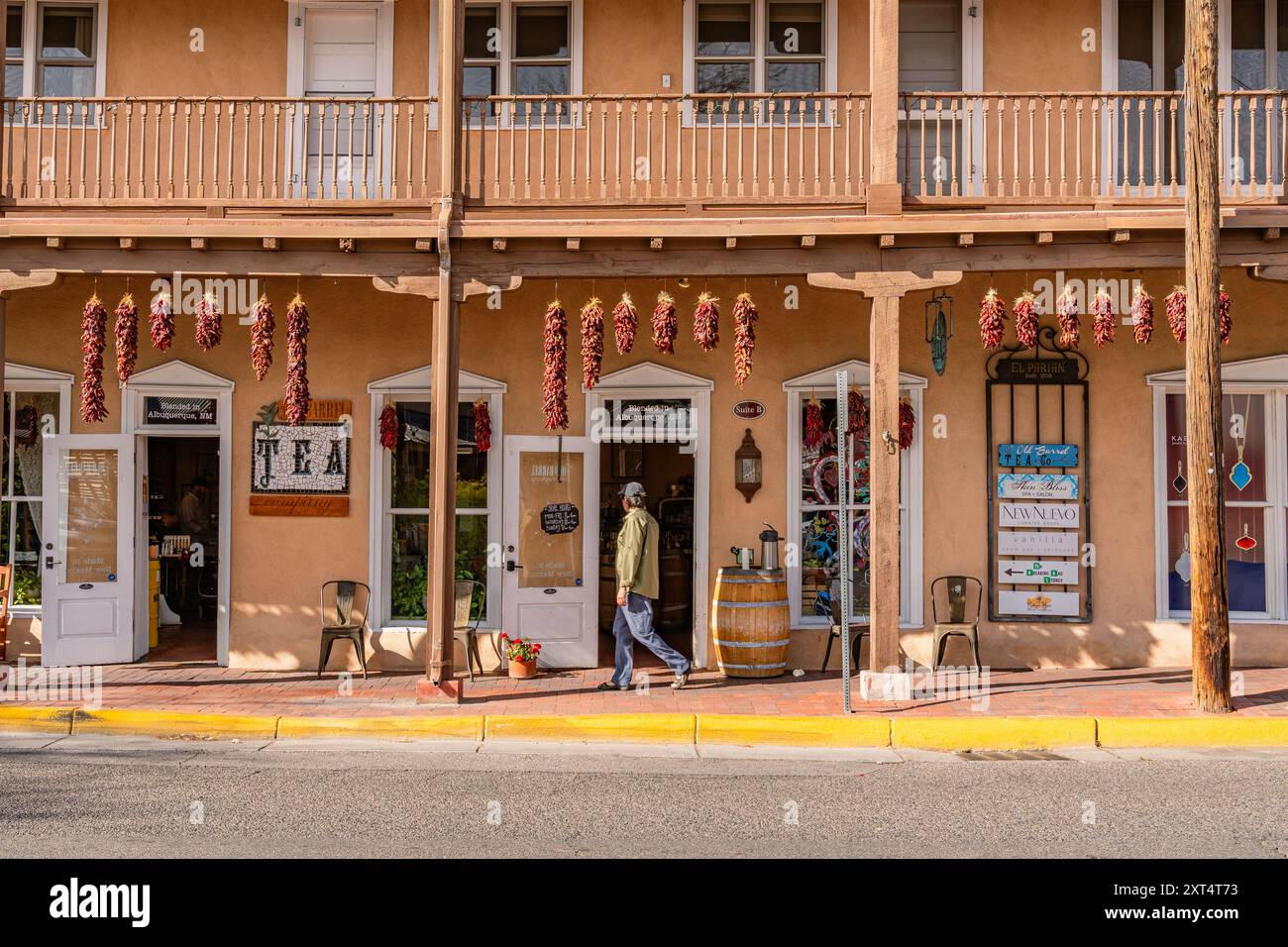 Albuquerque, NM, USA-28. März 2024: Arrangements von getrockneten Chilischoten, Ristras genannt, hängen an der Holzdecke in Albuquerque New Mexico mit m Stockfoto