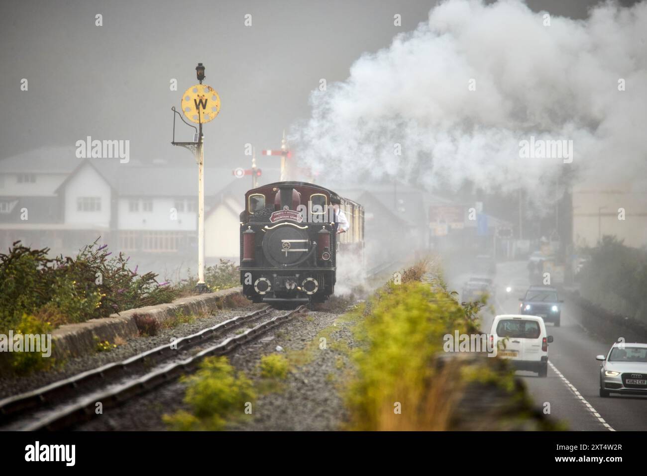 Porthmadog FFESTINIOG & WELSH HIGHLAND RAILWAYS die älteste Schmalspurbahn der Welt, die den Cob überquert Stockfoto