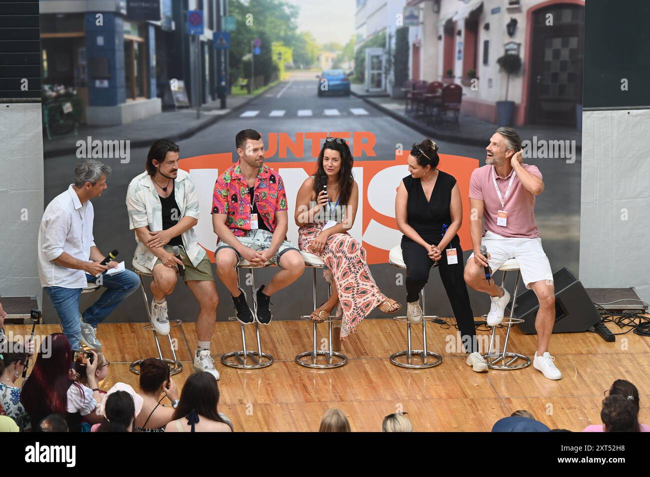 Jens Hajek, Marcel Mars Saibert, Martin Baden, Sarah V. Zielke, Ines Quermann, Stefan Bockelmann, l-r, auf der Bühne beim Fantreffen und Starwahl der RTL Daily Drama Serie unter uns. *** Jens Hajek, Marcel Mars Saibert, Martin Baden, Sarah V Zielke, Ines Quermann, Stefan Bockelmann, l r, auf der Bühne beim Fantreffen und Starauswahl der RTL Daily Drama Series unter uns Stockfoto