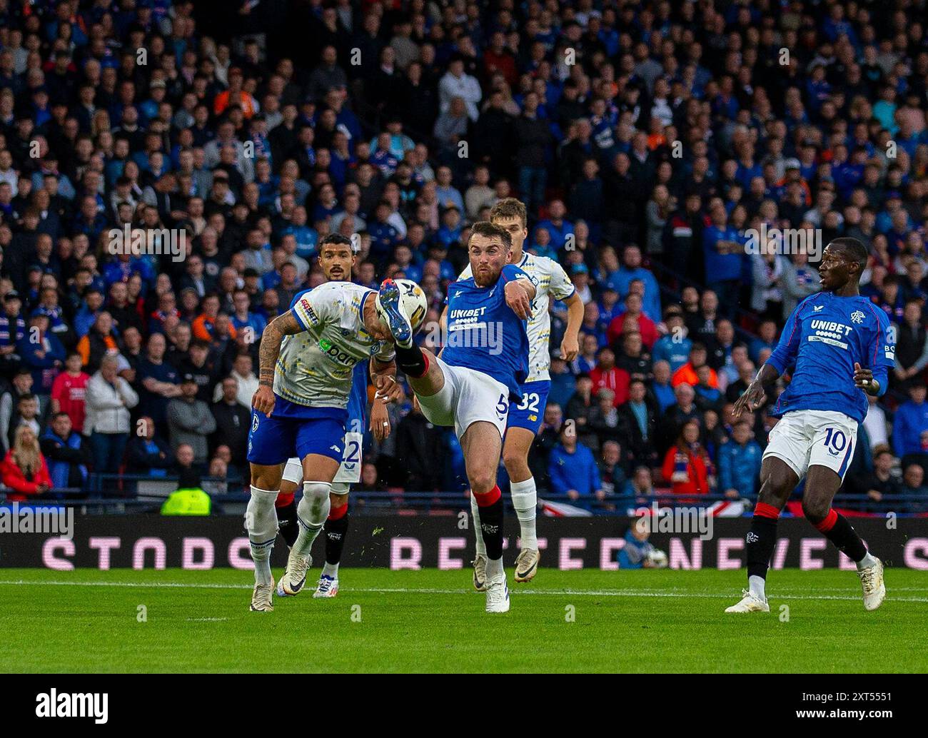 Hampden Park, Glasgow, Großbritannien. August 2024. Champions League Qualifying Football, Second Leg, Rangers gegen Dynamo Kyiv; John Soutttar von Rangers löscht sich von Denis Popov von Dynamo Kyiv ab Credit: Action Plus Sports/Alamy Live News Stockfoto