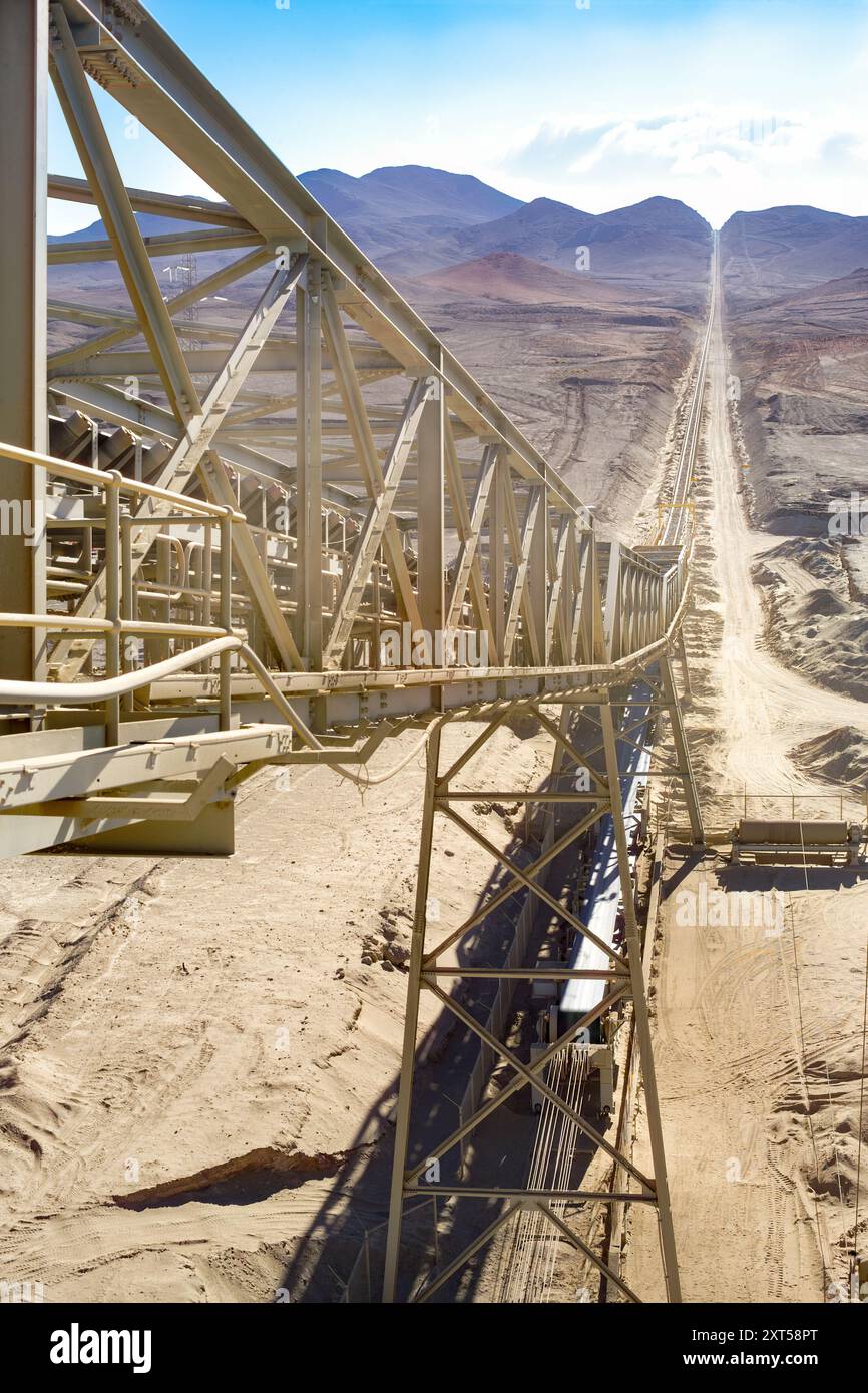 Blick auf ein sehr langes Förderband in einer Kupfermine in Chile. Stockfoto