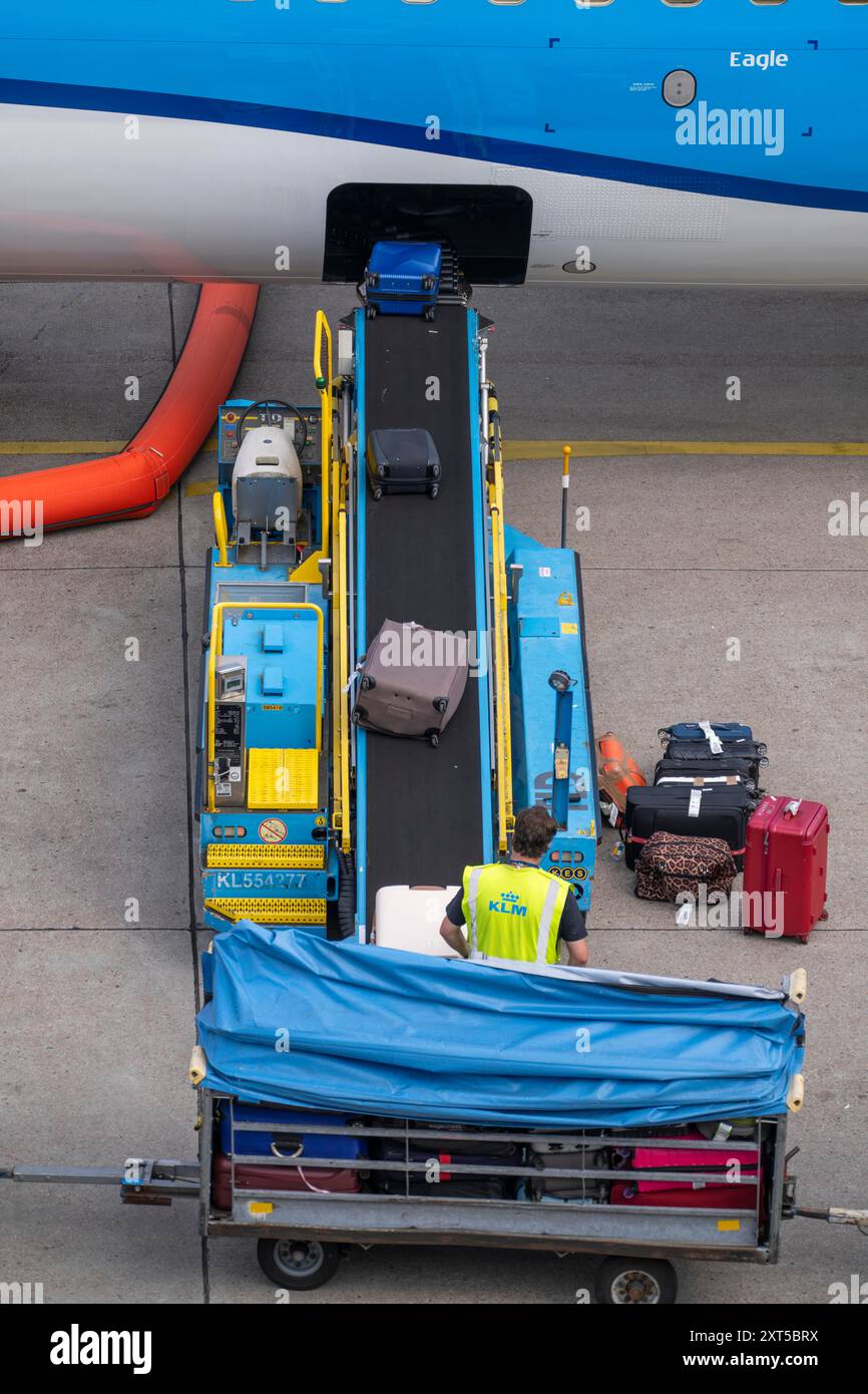 Flughafen Amsterdam Schiphol, Verladen von Gepäck in ein Flugzeug, Boeing 737, Niederlande, Stockfoto