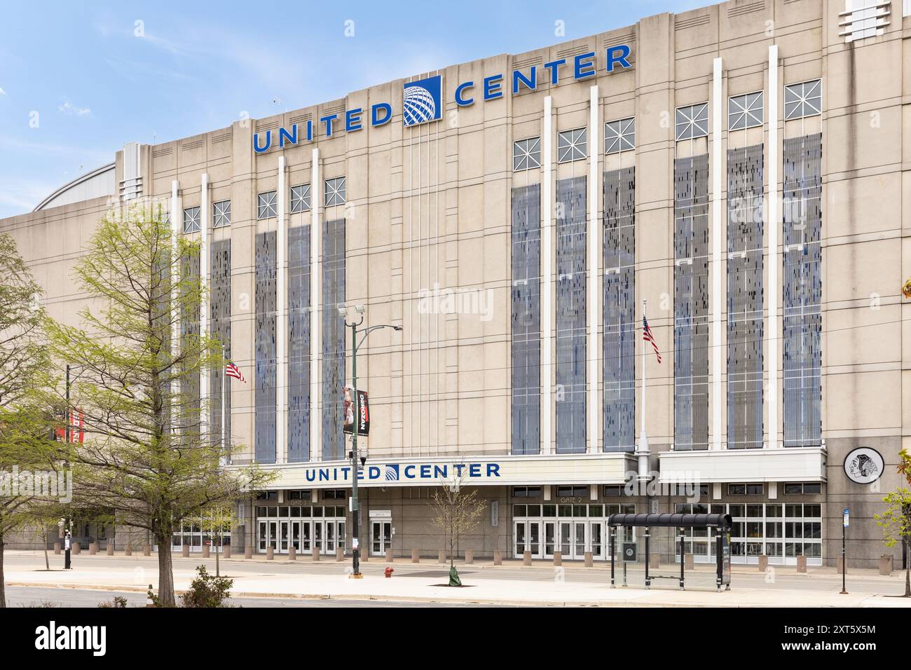 Das 1994 eröffnete United Center ist das größte Indoor-Unterhaltungszentrum in Chicago und Heimstadion der Chicago Blackhawks und Bulls. Stockfoto