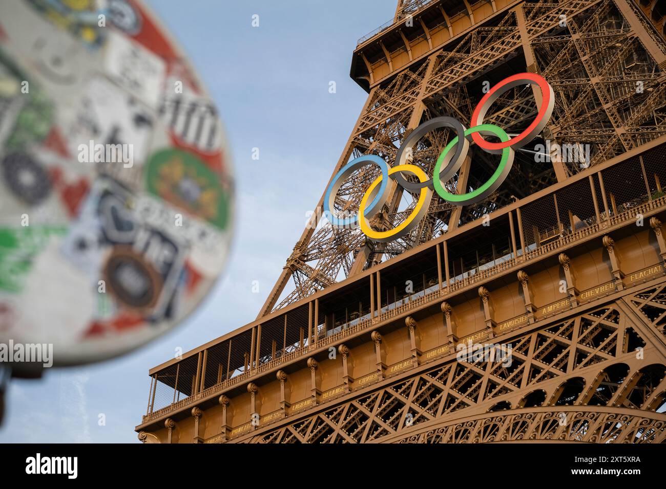 Paris, Frankreich. August 2024. Der Eiffelturm mit seinen großen schwebenden Olympischen Ringen bereitet sich auf die Paralympischen Spiele vor. Die Olympischen Spiele wurden am 11. August geschlossen und die Paralympischen Spiele beginnen am 28. August. Quelle: Benjamin Wareing/Alamy Live News Stockfoto