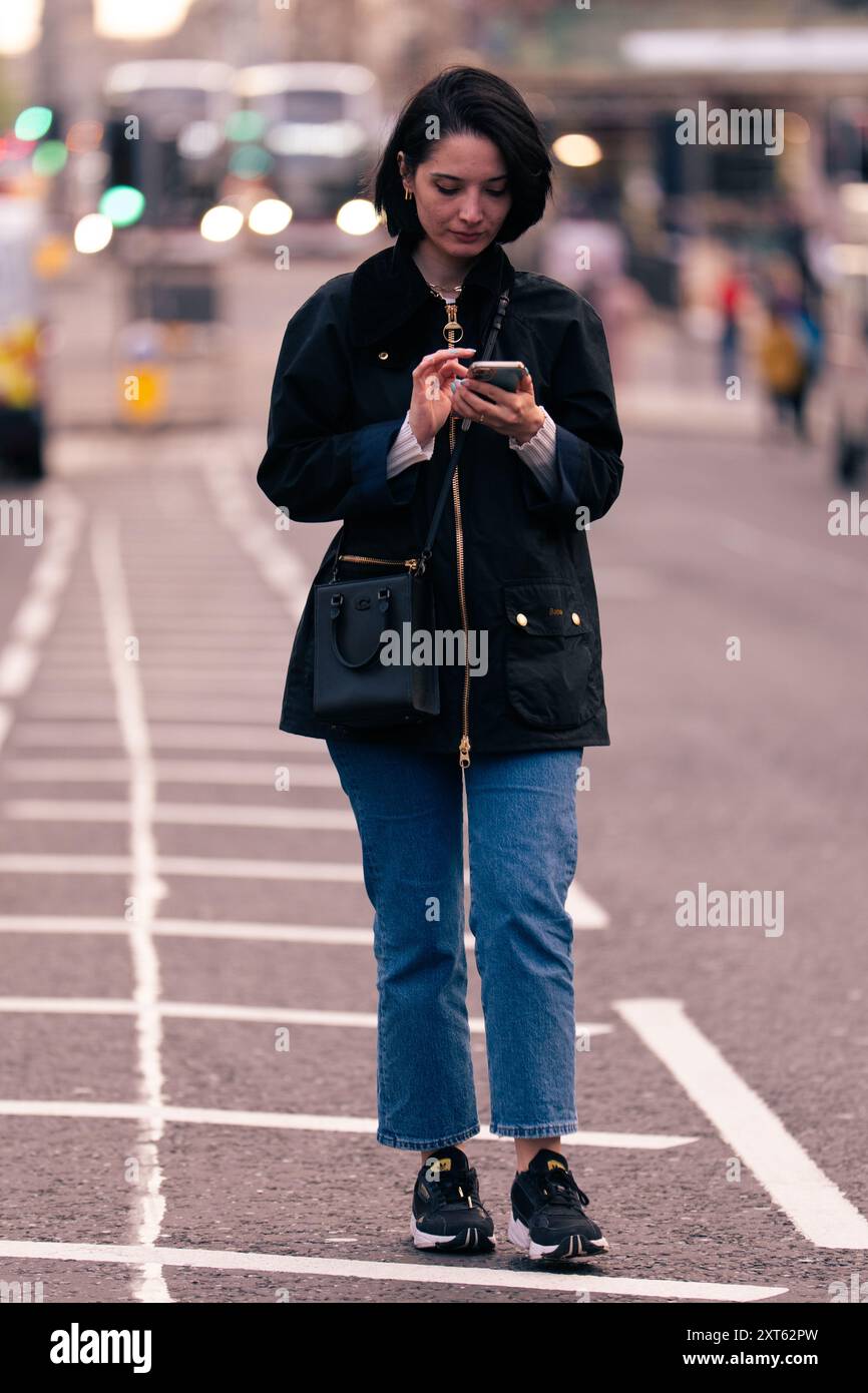 Touristen in Edinburgh, die Aussichten genießen, für Fotos posieren, genießen die Sehenswürdigkeiten von Edinburgh, Schottlands Hauptstadt. Stockfoto