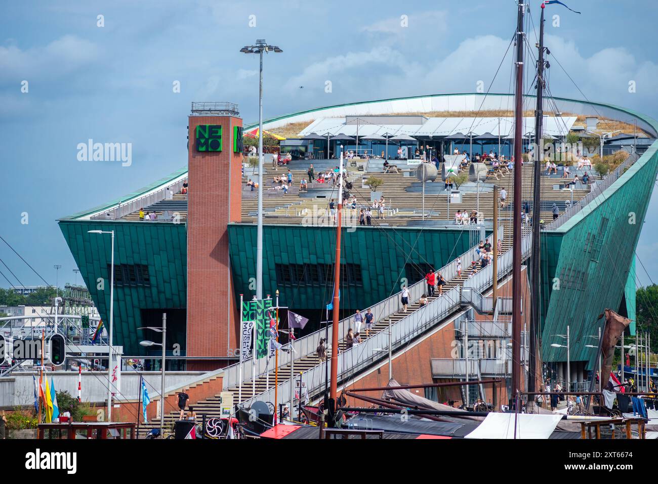 03. 08. 2024, Amstrdam, Niederlande, bietet das NEMO Science Museum interaktive Ausstellungen, praktische Aktivitäten und einen atemberaubenden Blick von der Dachterrasse. P Stockfoto