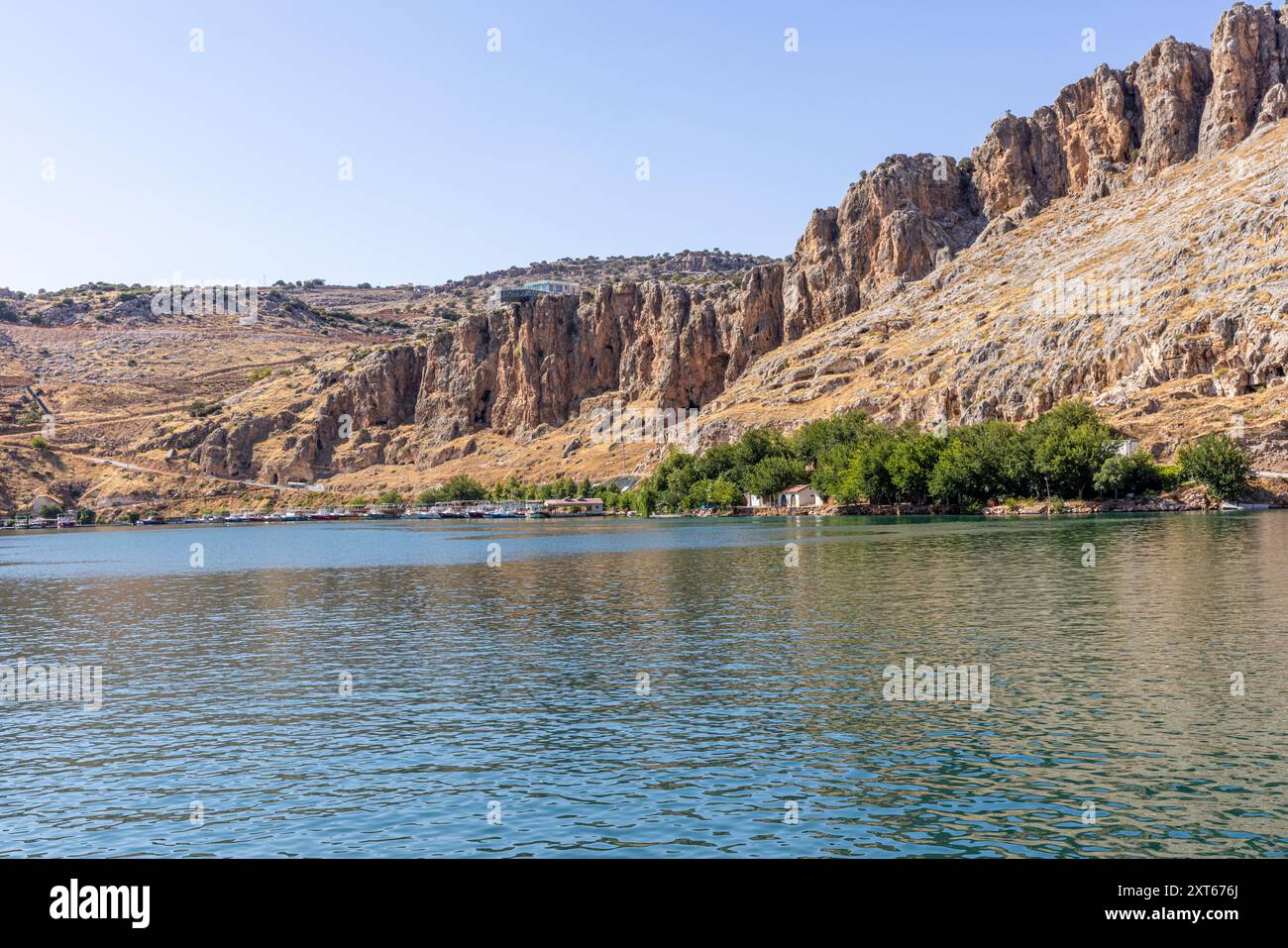 Halfeti Dorf mit versunkener Moschee in der Provinz Sanliurfa in der Türkei. Blick auf die versunkene Stadt Halfeti in Sanliurfa, Türkei. Stockfoto